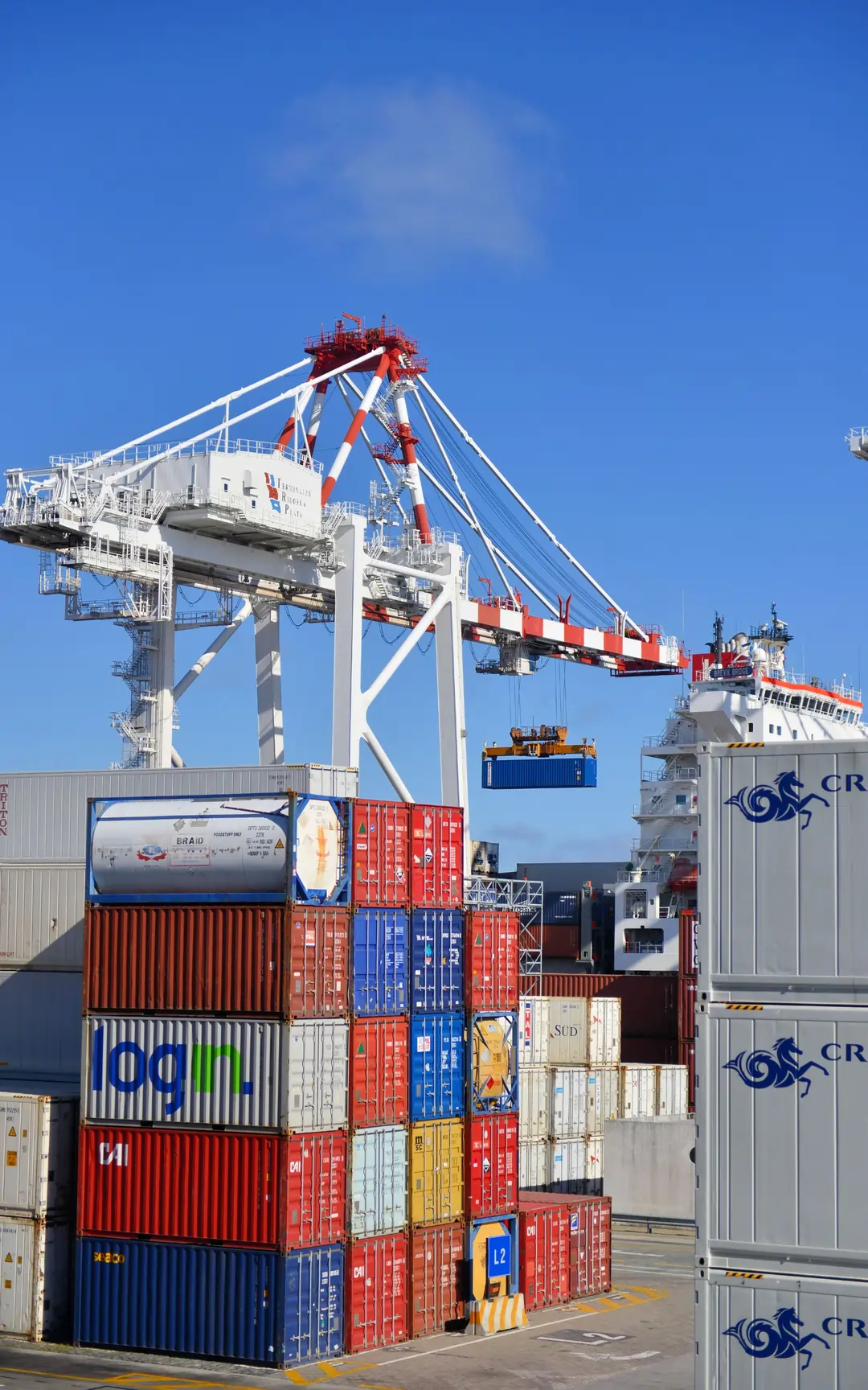 Containerschip en luchtvracht voor wereldwijd internationaal transport